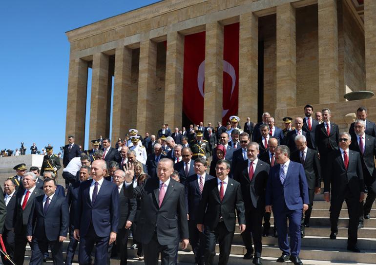 30 Ağustos Zaferinin 101. yılı... Cumhurbaşkanı Erdoğandan Anıtkabire ziyaret: Türkiye Yüzyılı vizyonumuzu hayata geçiriyoruz