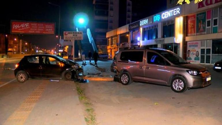 Otomobil önce direğe sonra 2 araca çarptı