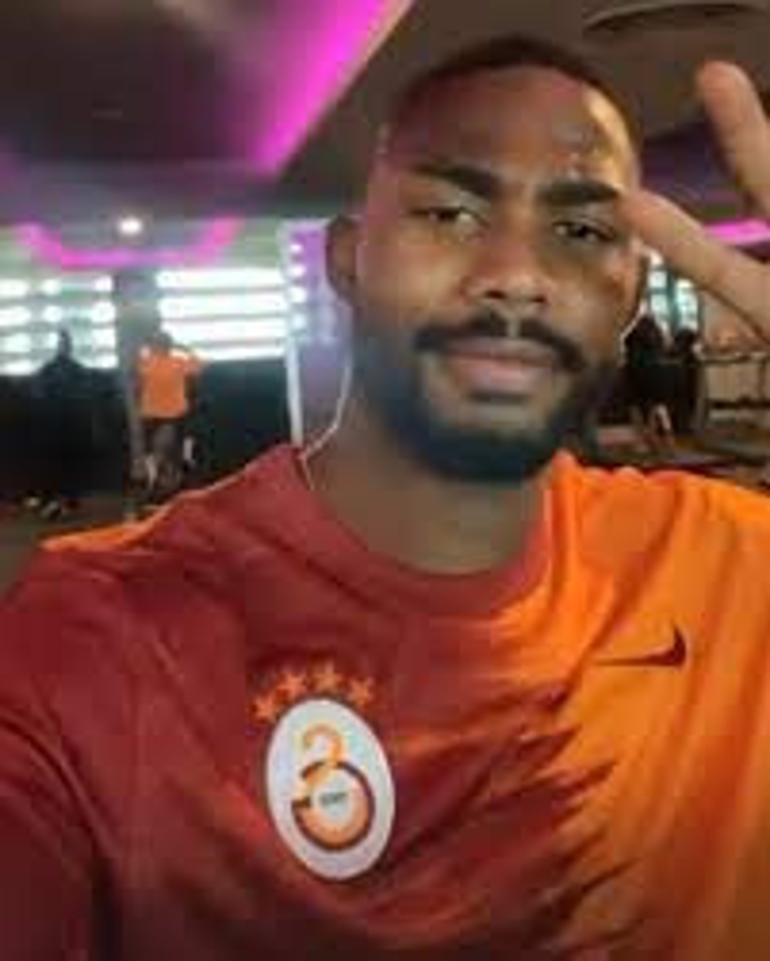 Galatasaray formasıyla paylaşımlar yapmıştı, Başakşehire geliyor