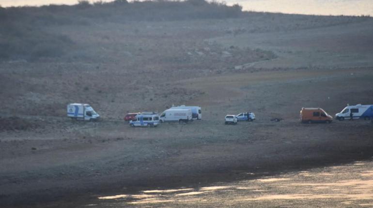 İzmirde helikopter baraja düştü: Yüzerek karaya çıktı... 3 kişiyi arama çalışmaları sürüyor
