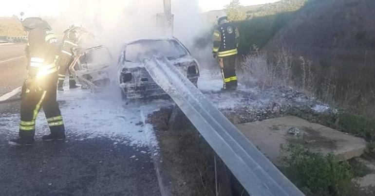 Bariyerlere çarpan araç alev alev yandı: 3 kişi kendi imkanlarıyla çıkıp kurtuldu