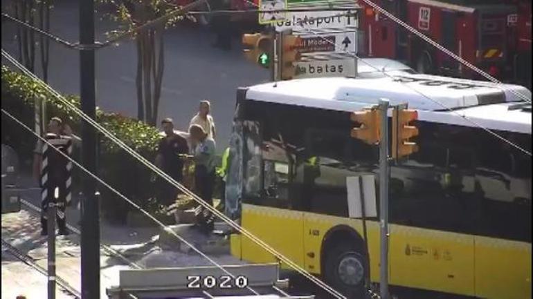 Beyoğlunda İETT otobüsü tramvaya çarptı: Trafikte yoğunluk