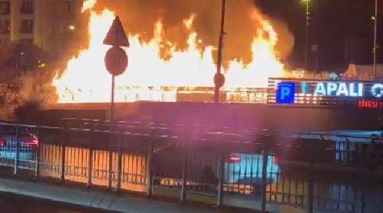Beyoğlu Evlendirme Dairesinin bahçesinde yangın çıktı Tahta yürüyüş yolu alev alev yandı