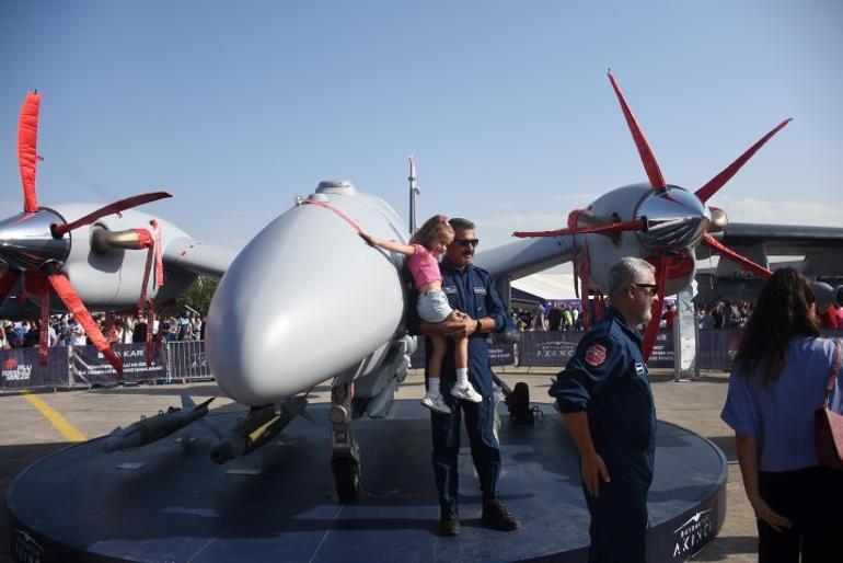 İzmirde TEKNOFEST heyecanı... Selçuk Bayraktar: Türkiye Yüzyılına sizler ve eserleriniz damga vuracak