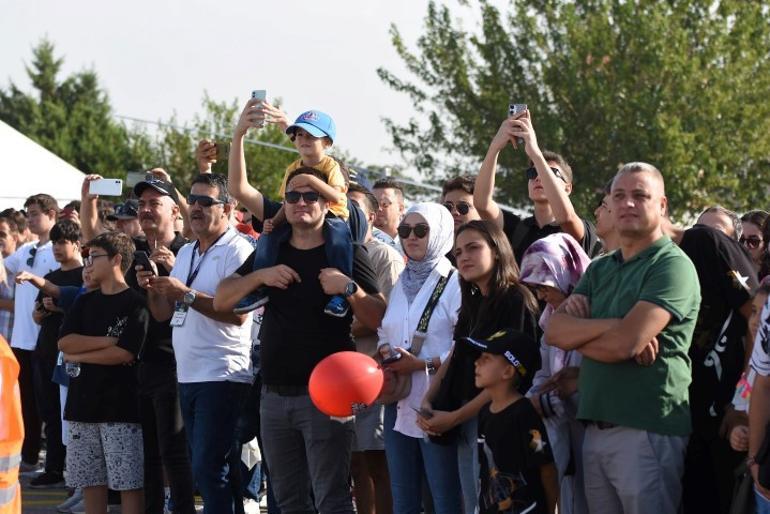 İzmirde TEKNOFEST heyecanı... Selçuk Bayraktar: Türkiye Yüzyılına sizler ve eserleriniz damga vuracak