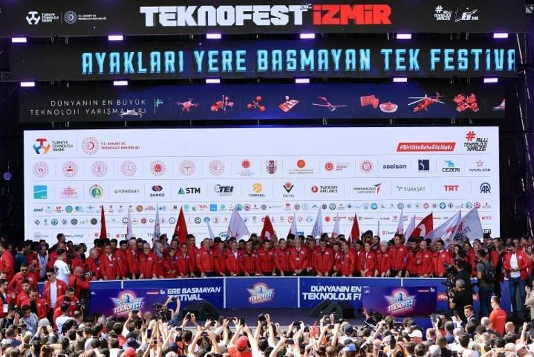 İzmirde TEKNOFEST heyecanı... Selçuk Bayraktar: Türkiye Yüzyılına sizler ve eserleriniz damga vuracak