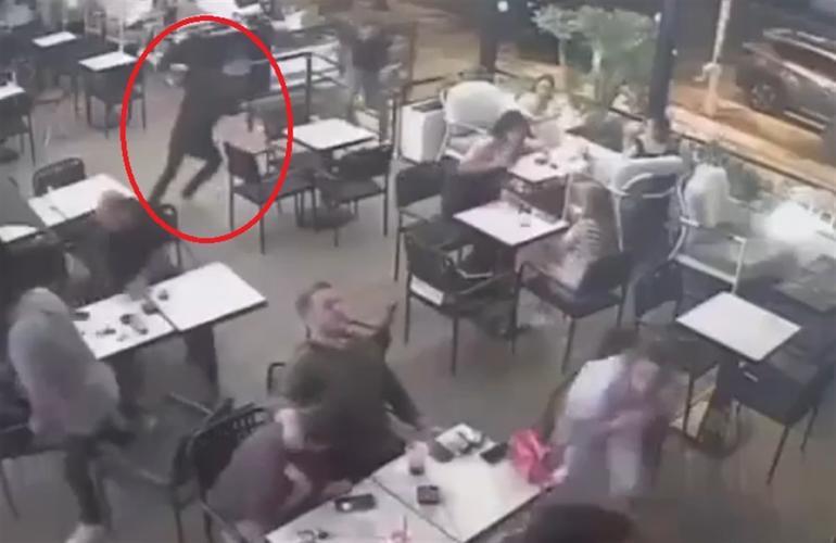 Adanada kafede dehşet Sırtından vuruldu