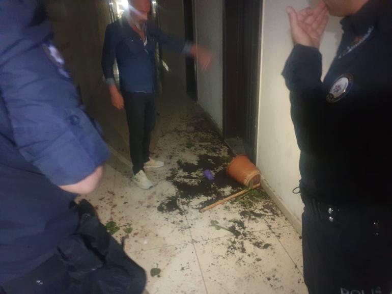 Baba-oğul sigara izmariti kavgasında 4 kişiyi yaraladı