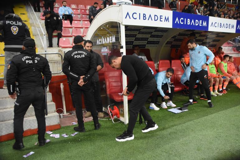 Kayserisporlı taraftarlardan Çağdaş Atan’a ’Sahte Euro’ ile tepki