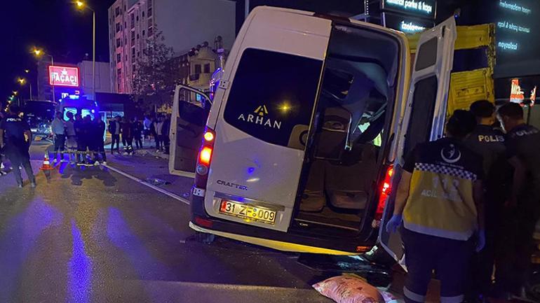 Antalyada korkunç kaza Tur minibüsü kamyona çarptı: 2 ölü, 9 yaralı