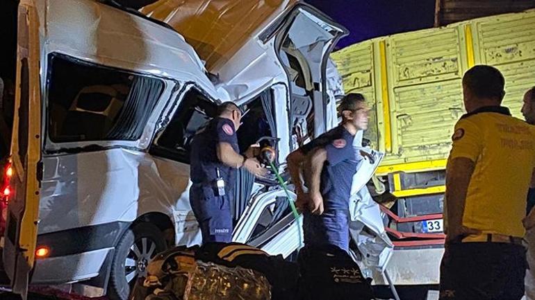 Antalyada korkunç kaza Tur minibüsü kamyona çarptı: 2 ölü, 9 yaralı
