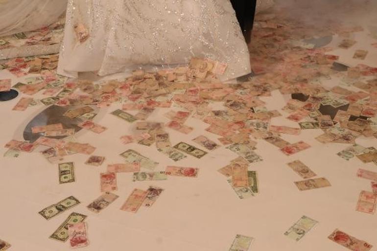 Aşiret düğününde gelinin zor anları 4 kilo altın takıldı, ayakta duramadı