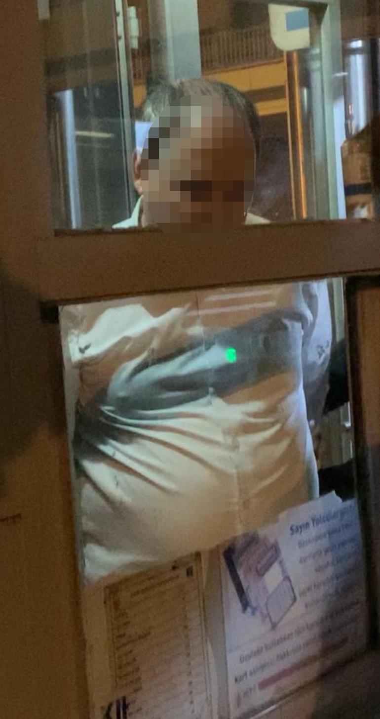Metrobüste iğrenç olay Üniversite öğrencisi fark edince bağırdı, yolcular dövdü sonra polise teslim etti