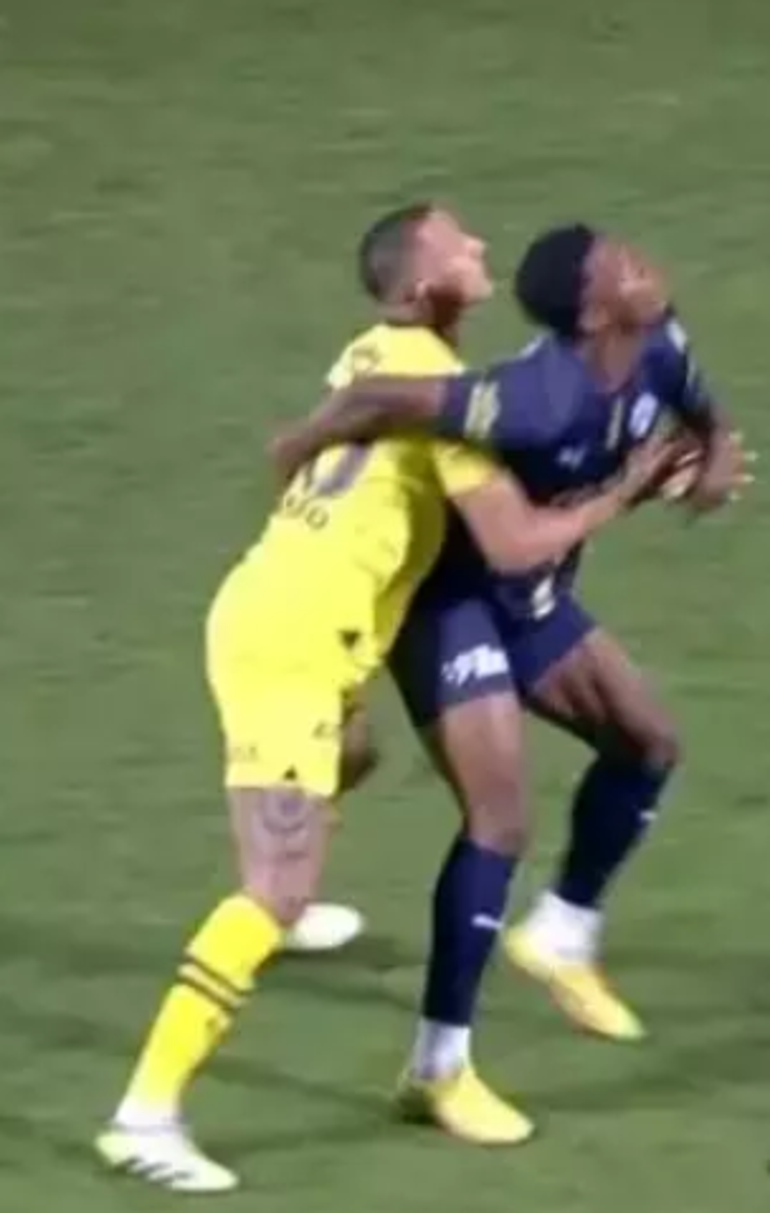 Son Dakika: Kasımpaşa - Fenerbahçe maçında golden önce faul var mı Edin Dzekonun penaltısında Mete Kalkavanın kararı doğru mu Hiçbir delil gösteremez