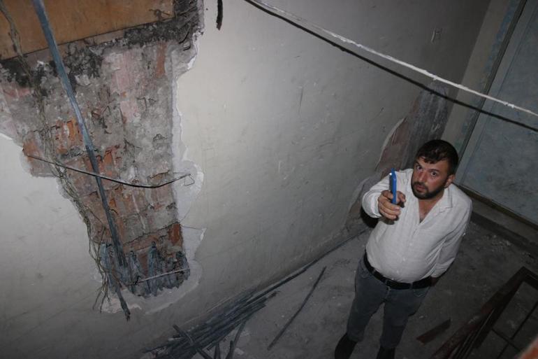 95 yaşındaki Fuat dede, hayalet binada tek başına yaşıyor... Herkes evini terk etti, o dışarı adımını atmıyor