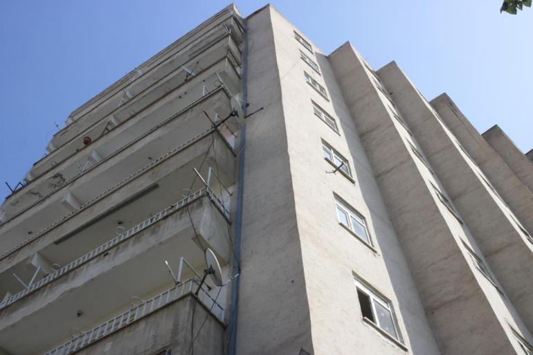 95 yaşındaki Fuat dede, hayalet binada tek başına yaşıyor... Herkes evini terk etti, o dışarı adımını atmıyor