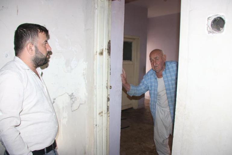 95 yaşındaki Fuat dede, hayalet binada tek başına yaşıyor... Herkes evini terk etti, o dışarı adımını atmıyor