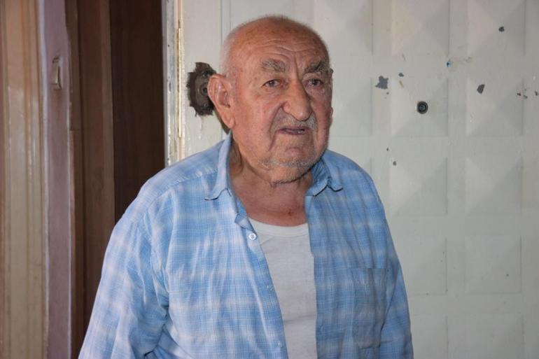 95 yaşındaki Fuat dede, hayalet binada tek başına yaşıyor... Herkes evini terk etti, o dışarı adımını atmıyor