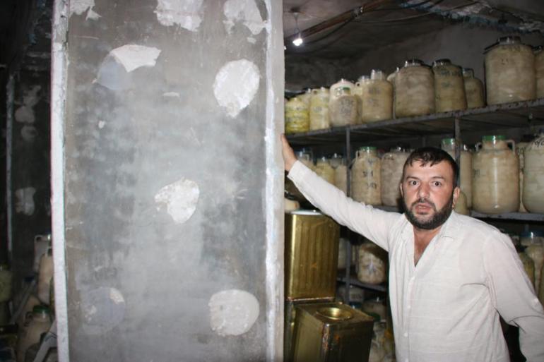 95 yaşındaki Fuat dede, hayalet binada tek başına yaşıyor... Herkes evini terk etti, o dışarı adımını atmıyor