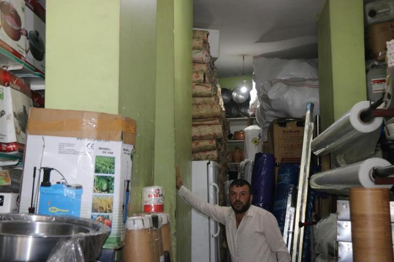 95 yaşındaki Fuat dede, hayalet binada tek başına yaşıyor... Herkes evini terk etti, o dışarı adımını atmıyor