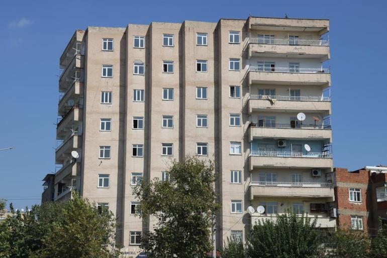 95 yaşındaki Fuat dede, hayalet binada tek başına yaşıyor... Herkes evini terk etti, o dışarı adımını atmıyor