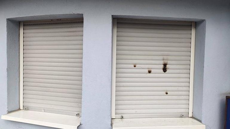 Çirkin saldırı Almanyada caminin kapısına gamalı haç ve Davut yıldızı çizildi