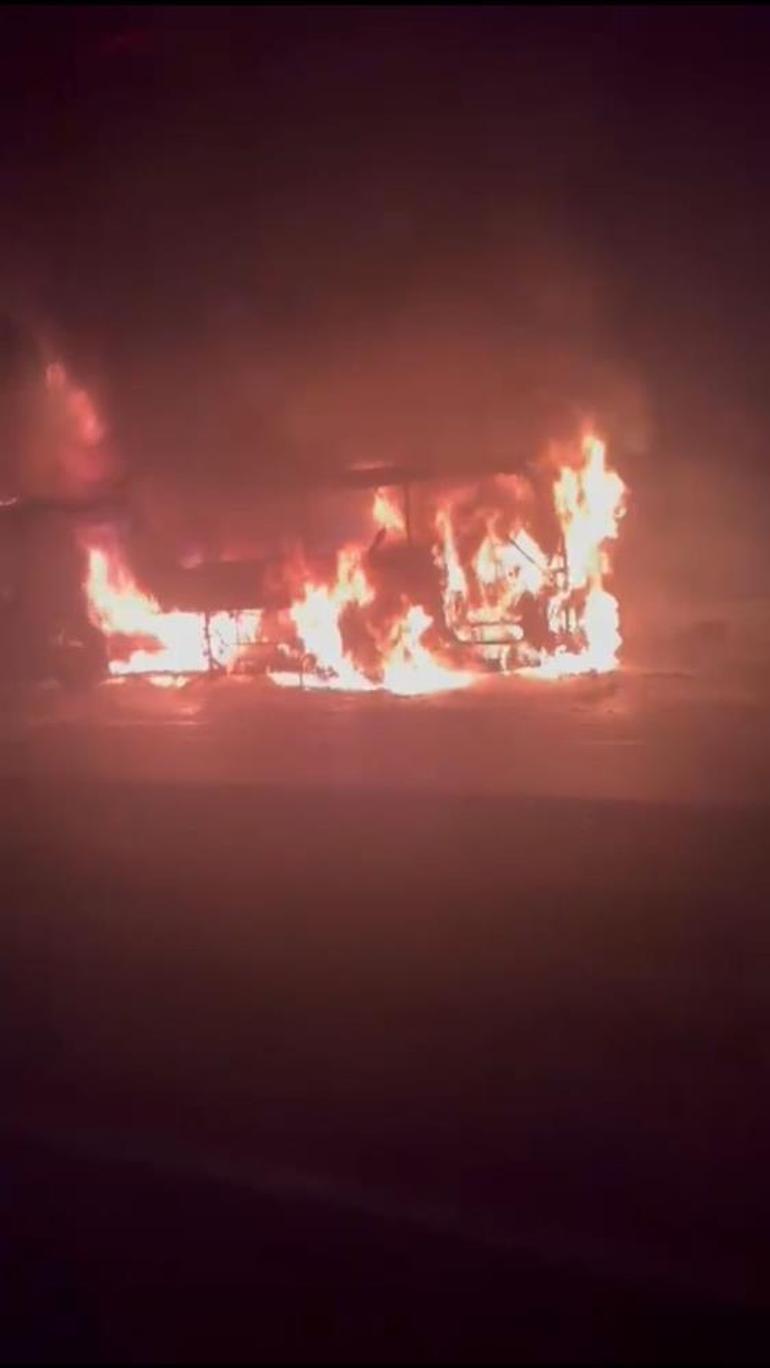 Antalyada faciadan dönüldü Seyir halindeki otobüs cayır cayır yandı