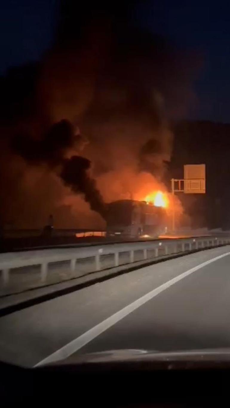 Antalyada faciadan dönüldü Seyir halindeki otobüs cayır cayır yandı