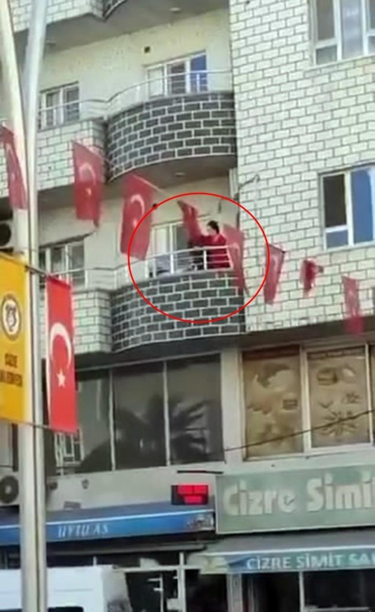 �nan�l�r gibi de�il! Alev alan t�p� balkondan kalabal���n aras�na att�