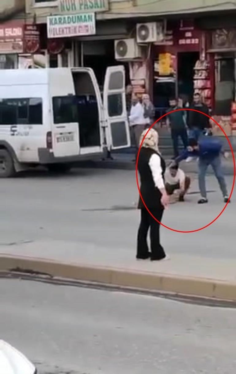 �nan�l�r gibi de�il! Alev alan t�p� balkondan kalabal���n aras�na att�