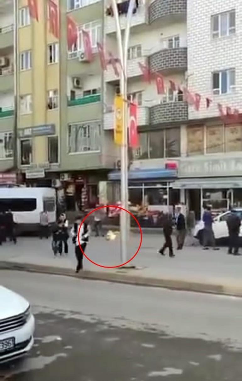 �nan�l�r gibi de�il! Alev alan t�p� balkondan kalabal���n aras�na att�