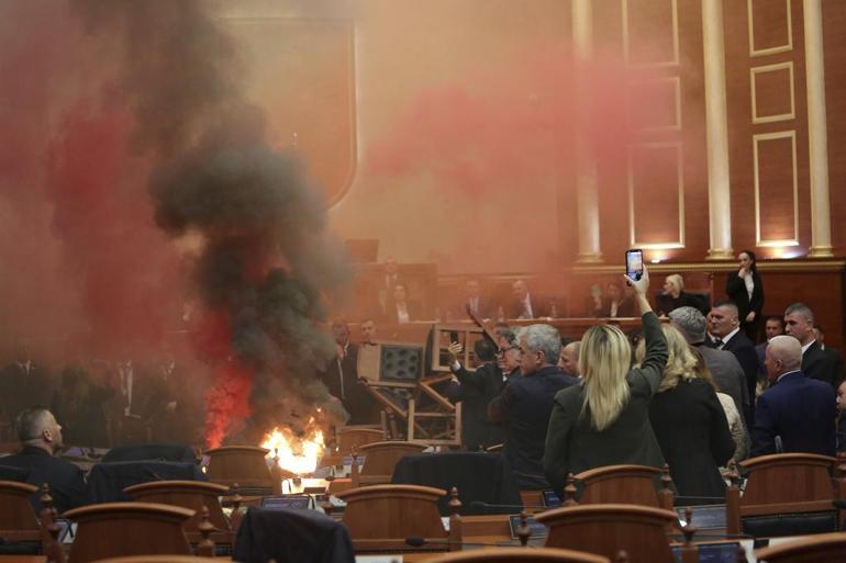Dünya bu görüntüleri konuşuyor... Arnavutlukta parlamento karıştı: Muhalefet partisi vekilleri sis bombası attı