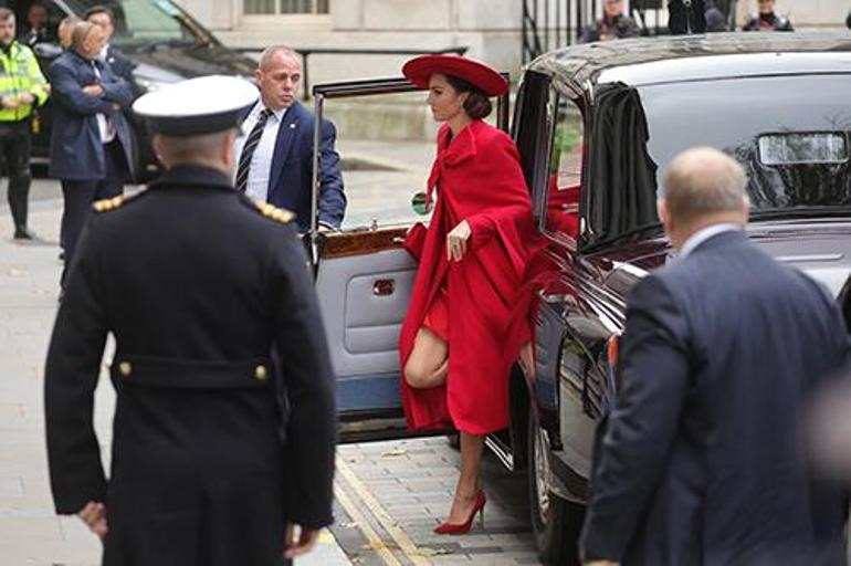 Kırmızılı Kate rüzgar gibi esti, geçti... Kimsenin gözü Camillayı görmedi