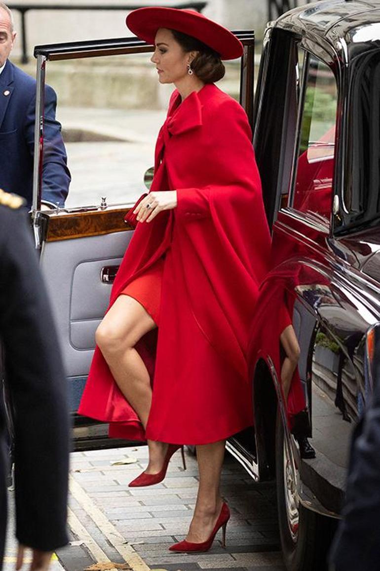 Kırmızılı Kate rüzgar gibi esti, geçti... Kimsenin gözü Camillayı görmedi