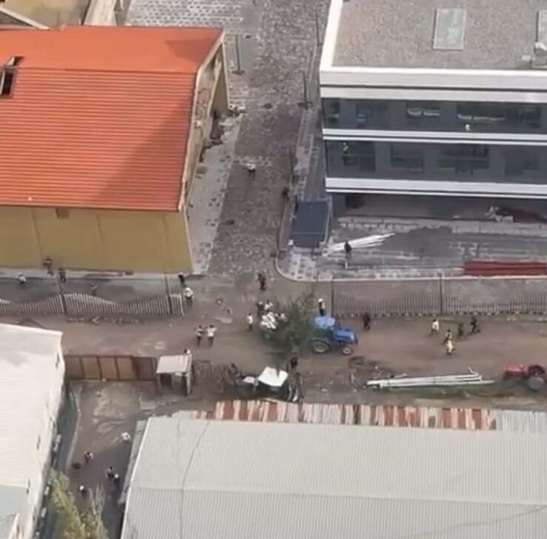 Operatör çıldırdı: Kavga ettiği işçileri kepçeyle kovaladı
