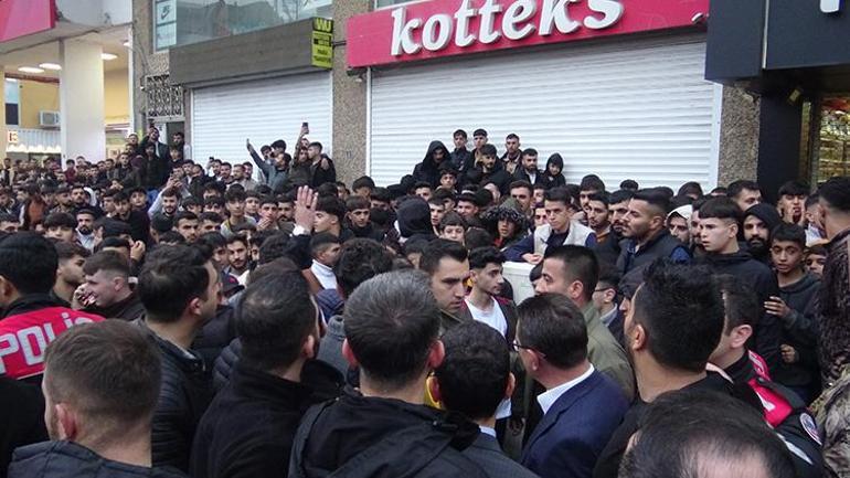 Şırnakta Kuran-I Kerimi Yırtarak Küfretti Linçten Polis Kurtardı