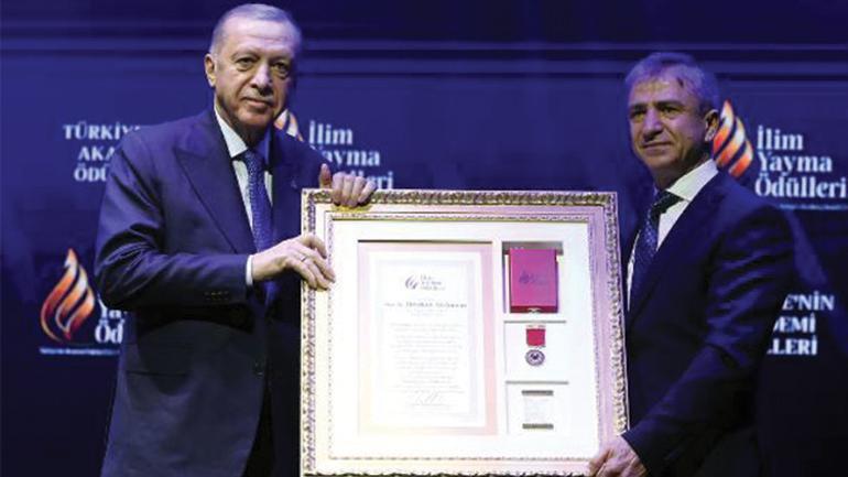 Son dakika: İlim Yayma Ödülleri Takdim Töreni... Cumhurbaşkanı Erdoğan: Evlatlarımızı yeni iletişim mecralarının sinsi etkilerine karşı korumalıyız
