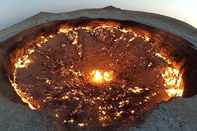 Oraya Cehennem Kapısı deniyor, nasıl oluştuğu kesin olarak açıklanamıyor Kraterin içi tahmin ettiğimden çok daha korkutucu, sıcak ve büyüktü