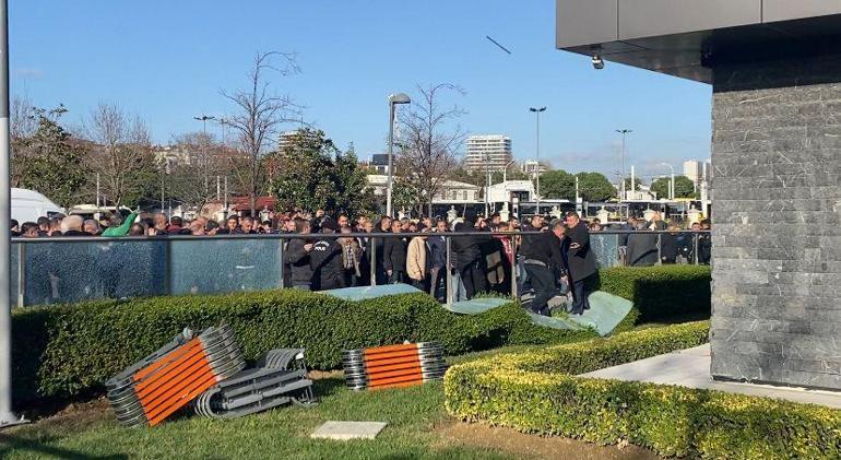 İstanbulda toplu taşıma, taksi, minibüs, okul servisi ücretlerine zam Taksiciler karar sonrası taş ve sopalarla saldırdı