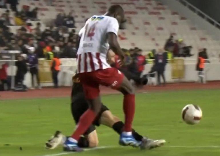 Sivasspor - Galatasaray maçındaki tartışmalı pozisyonları Fırat Aydınus değerlendirdi