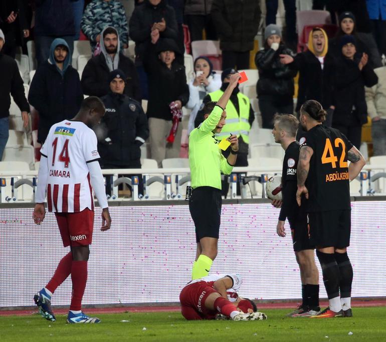 Sivasspor - Galatasaray maçındaki tartışmalı pozisyonları Fırat Aydınus değerlendirdi