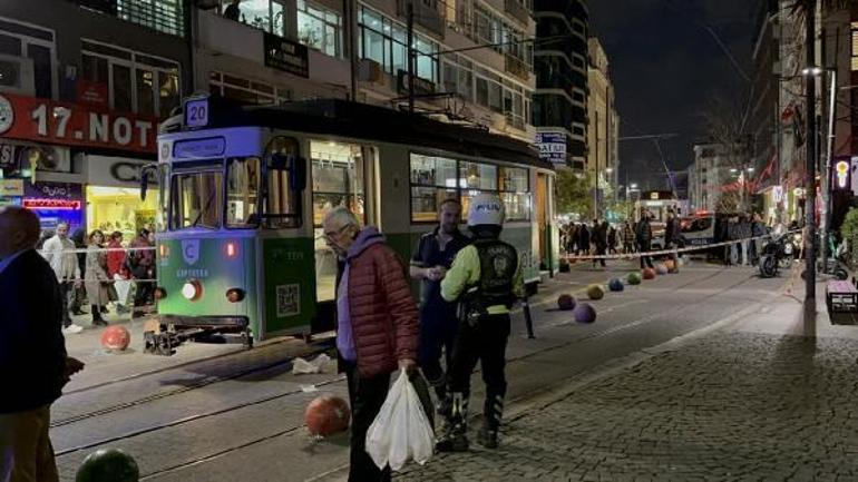 Kadıköyde kahreden olay Torununu kurtaran kadın tramvayın altında kaldı