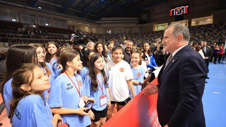 Gençlik ve Spor Bakanı Osman Aşkın Bak: Voleybol ülkesi olan bir Türkiye var