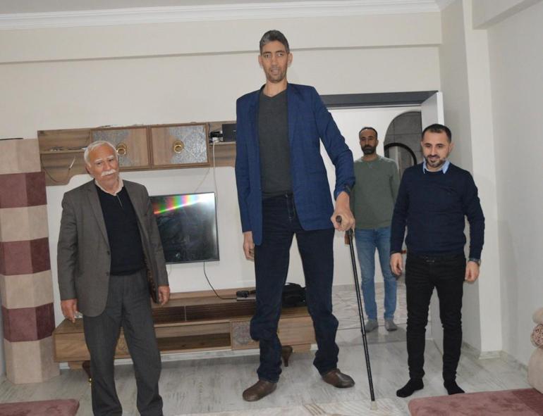Dünyanı en uzun boylu adamı Sultan Kösen 15 yıldır unvanını koruyor