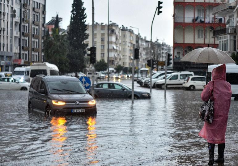 Antalya dün gece sele teslim oldu Sağanak neden bu kadar kuvvetli yağdı Kıyamet günü gibiydi...