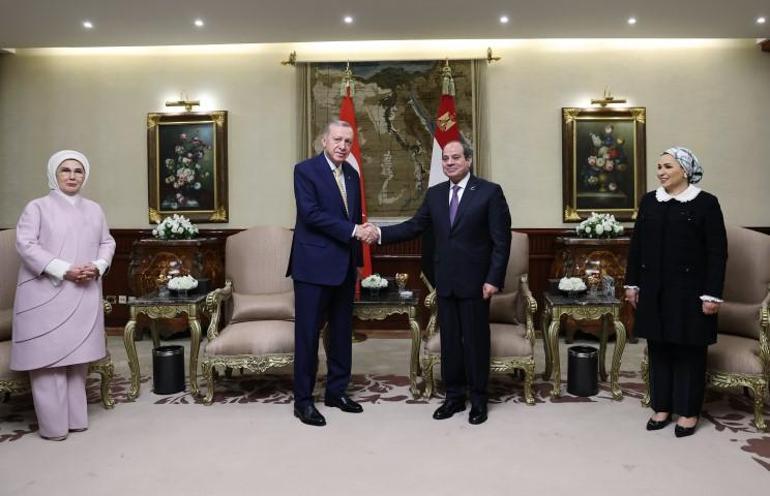 Cumhurbaşkanı Erdoğan 12 yıl sonra Mısırda Sisiden samimi karşılama