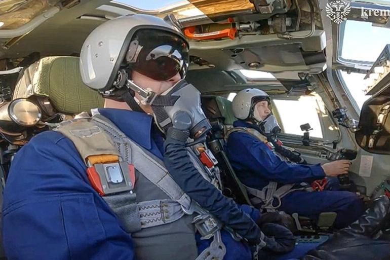 Batıyı çıldırtan görüntüler: Putin bizimle dalga geçiyor Rus lider nükleer füze taşıyan uçağı test etti