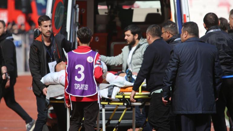 Sivasspor’da Bartuğ Elmaz şoku Omzu çıktı, ambulansla hastaneye kaldırıldı...