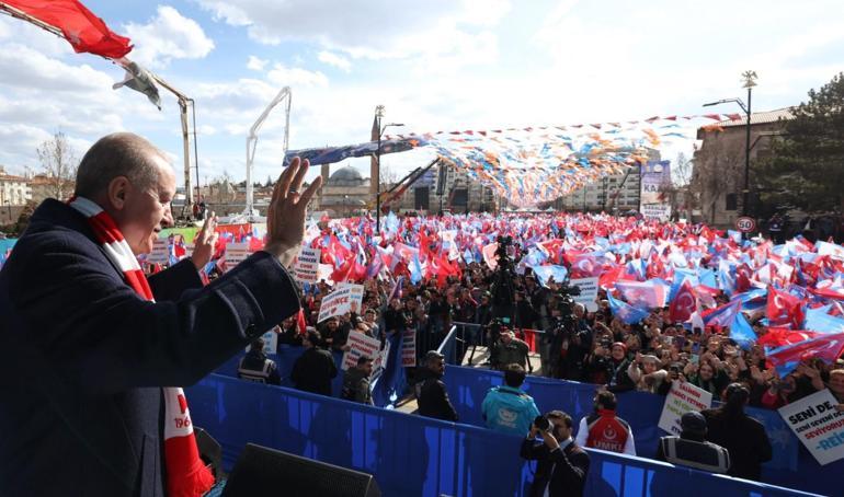 AK Parti Sivas mitingi... Cumhurbaşkanı Erdoğandan Özgür Özele bedelli askerlik tepkisi: Zihniyet bozukluğunun işareti