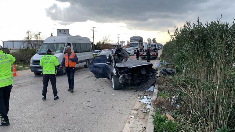 Adanada korkunç kaza Otomobil takla atarak karşı şeride geçip işçi servisine çarptı: 2 can kaybı, 14 yaralı
